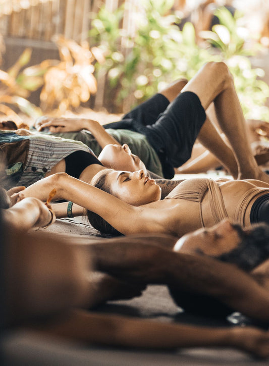 Mouvements spontanés en Kundalini : Guide complet de l’activation énergétique